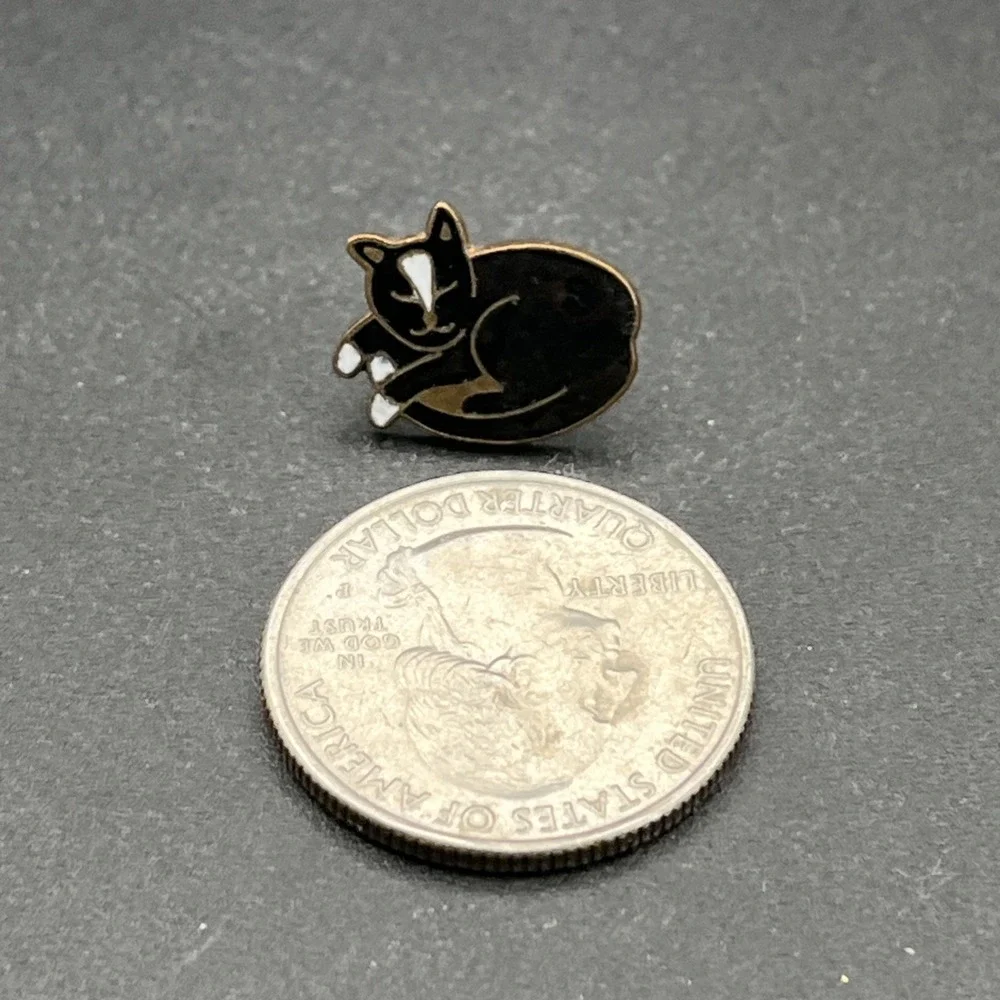 Vintage Black & White Kitty Cat Curled Up Sleeping Lapel Hat Pin‎